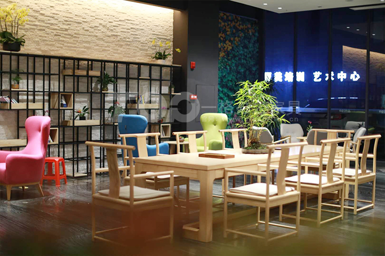 休閑區實木休閑桌椅.jpg