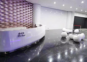 烤漆水吧臺，休閑桌椅